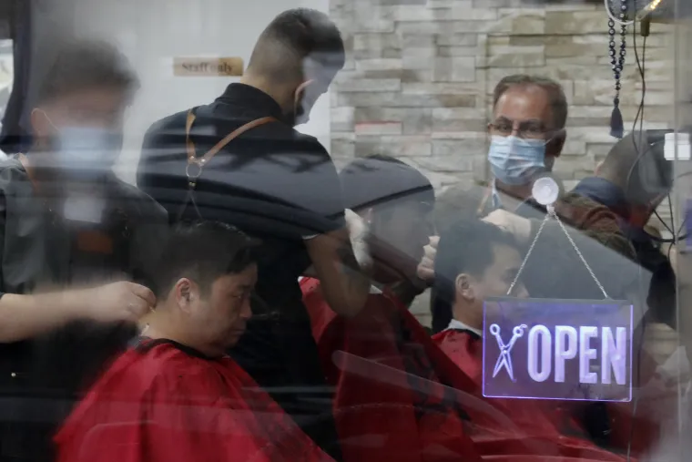 Jedva su dočekali: Mladi u Velikoj Britaniji 'okupirali' pubove nakon četiri mjeseca lockdowna