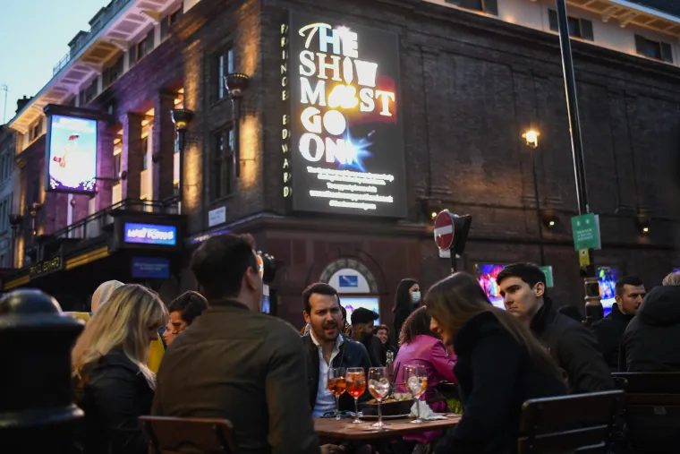 Jedva su dočekali: Mladi u Velikoj Britaniji 'okupirali' pubove nakon četiri mjeseca lockdowna