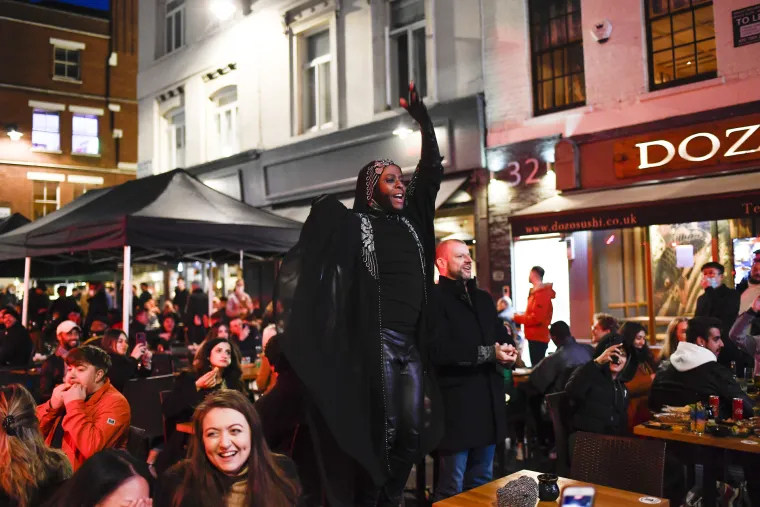 Jedva su dočekali: Mladi u Velikoj Britaniji 'okupirali' pubove nakon četiri mjeseca lockdowna