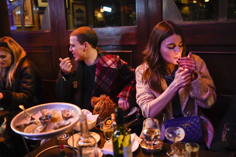 Jedva su dočekali: Mladi u Velikoj Britaniji 'okupirali' pubove nakon četiri mjeseca lockdowna