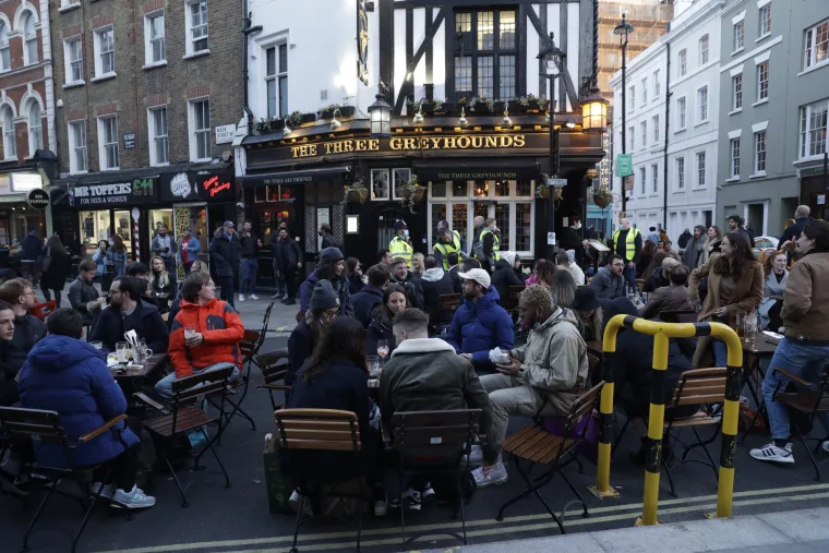 Jedva su dočekali: Mladi u Velikoj Britaniji 'okupirali' pubove nakon četiri mjeseca lockdowna