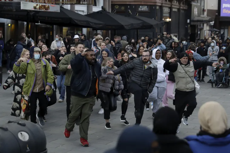 Jedva su dočekali: Mladi u Velikoj Britaniji 'okupirali' pubove nakon četiri mjeseca lockdowna