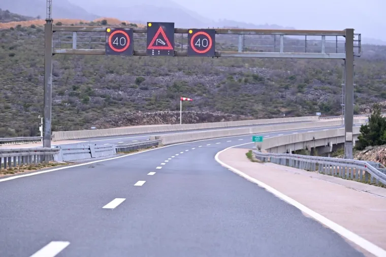 ZIMSKI UVJETI NA AUTOCESTI A1: Prevrnula se prikolica, promet je otežan zbog snijega i vjetra