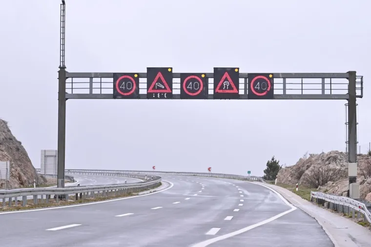 ZIMSKI UVJETI NA AUTOCESTI A1: Prevrnula se prikolica, promet je otežan zbog snijega i vjetra