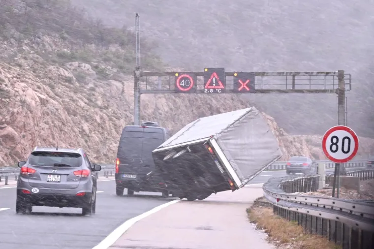 ZIMSKI UVJETI NA AUTOCESTI A1: Prevrnula se prikolica, promet je otežan zbog snijega i vjetra