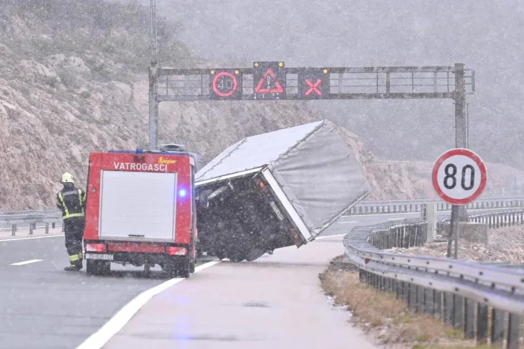 ZIMSKI UVJETI NA AUTOCESTI A1: Prevrnula se prikolica, promet je otežan zbog snijega i vjetra