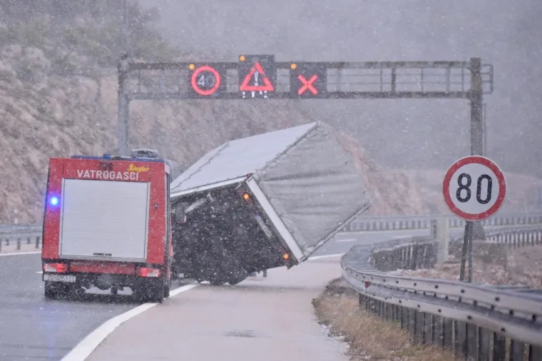 ZIMSKI UVJETI NA AUTOCESTI A1: Prevrnula se prikolica, promet je otežan zbog snijega i vjetra