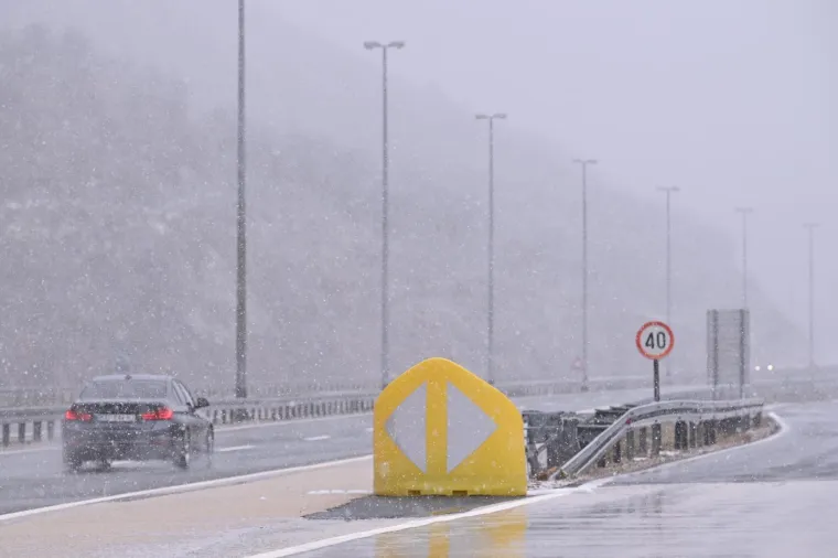 ZIMSKI UVJETI NA AUTOCESTI A1: Prevrnula se prikolica, promet je otežan zbog snijega i vjetra