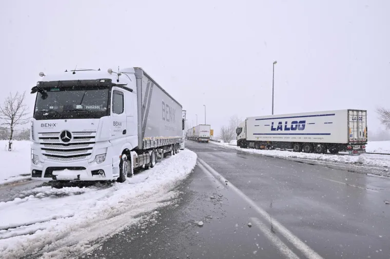 ZIMSKI UVJETI NA AUTOCESTI A1: Prevrnula se prikolica, promet je otežan zbog snijega i vjetra