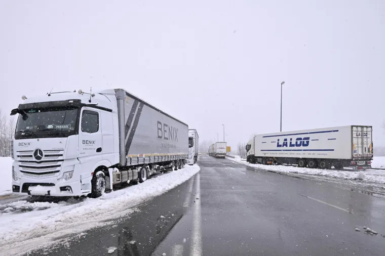 ZIMSKI UVJETI NA AUTOCESTI A1: Prevrnula se prikolica, promet je otežan zbog snijega i vjetra