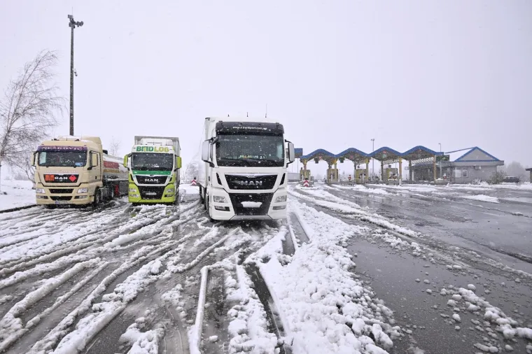 ZIMSKI UVJETI NA AUTOCESTI A1: Prevrnula se prikolica, promet je otežan zbog snijega i vjetra