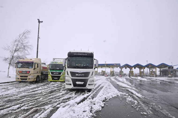 ZIMSKI UVJETI NA AUTOCESTI A1: Prevrnula se prikolica, promet je otežan zbog snijega i vjetra