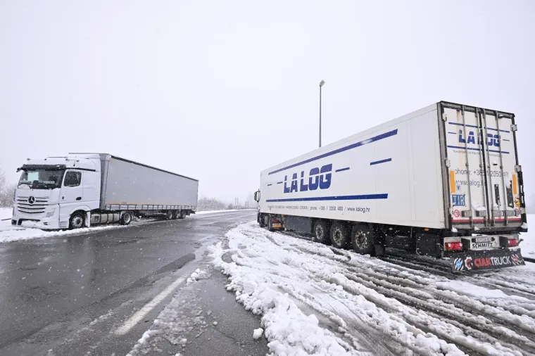ZIMSKI UVJETI NA AUTOCESTI A1: Prevrnula se prikolica, promet je otežan zbog snijega i vjetra