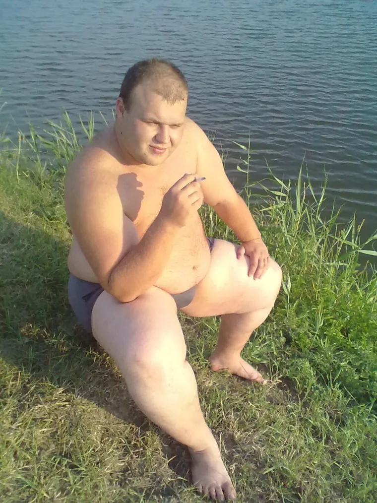 Građevinski radnik Denis Ševčenko (31) iz Krasnodara u Rusiji uvijek je uživao u hrani i nikad nije razmišljao o svojoj veličini dok nije vidio svoju fotografiju 2015. godine.