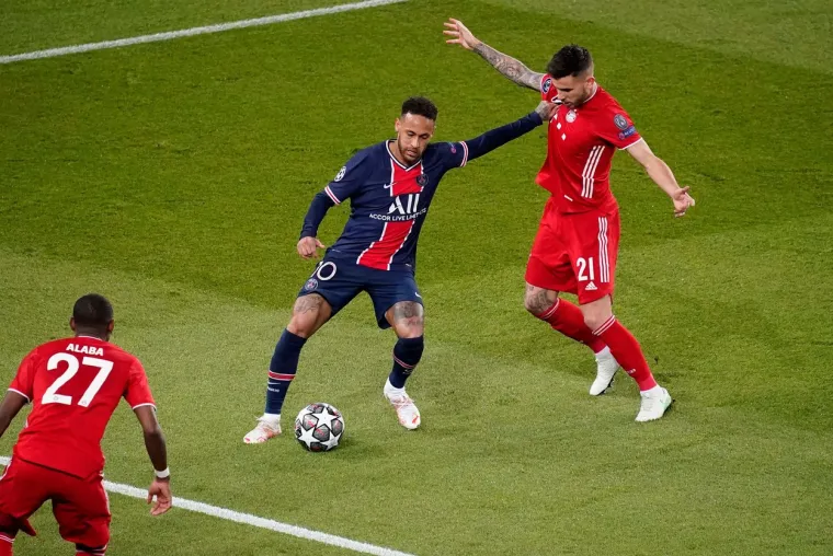 Neymar i rukama ako treba brani loptu u svojim nogama. Vidimo kako je lijevom rukom, dugačko ispruženom, branio loptu od svog čuvara.