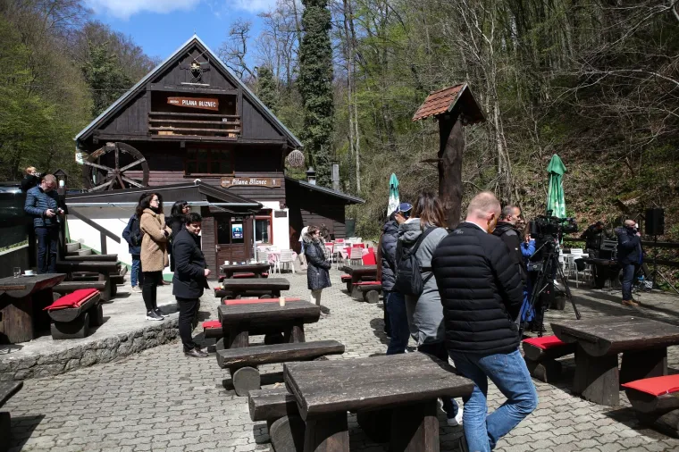 Zbog Jelene Pavičić Vukičević su na Sljeme nosili - TV. Pogledajte fotografije koje su postale hit na Twitteru