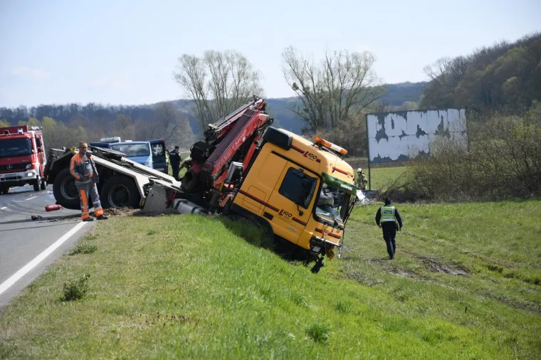 Potresni prizori s mjesta nesreće: Vozaču auta pozlilo pa podletio pod kamion. Poginuli mu&scaron;karac i žena