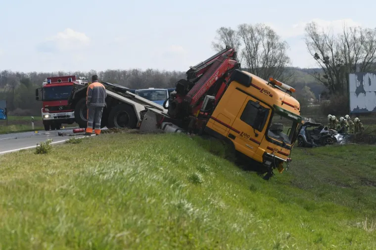 Potresni prizori s mjesta nesreće: Vozaču auta pozlilo pa podletio pod kamion. Poginuli mu&scaron;karac i žena