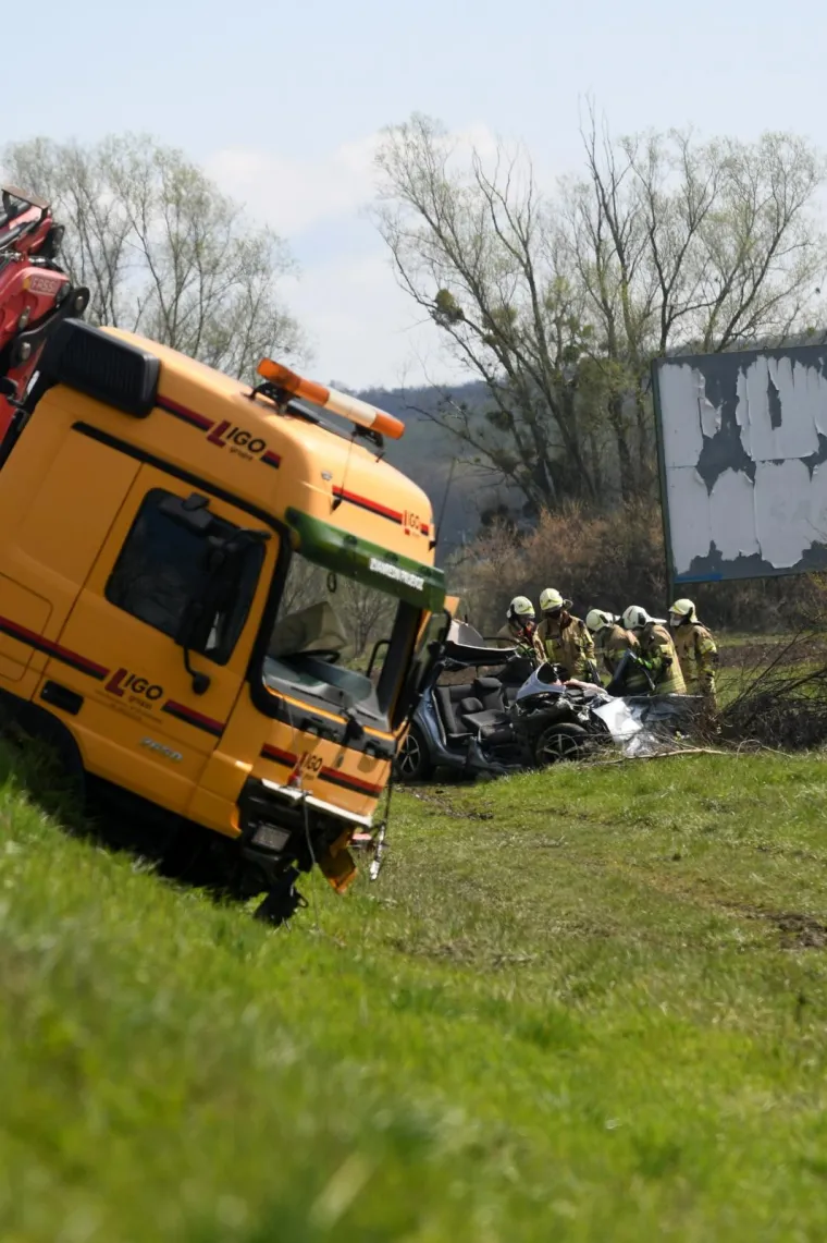 Potresni prizori s mjesta nesreće: Vozaču auta pozlilo pa podletio pod kamion. Poginuli mu&scaron;karac i žena