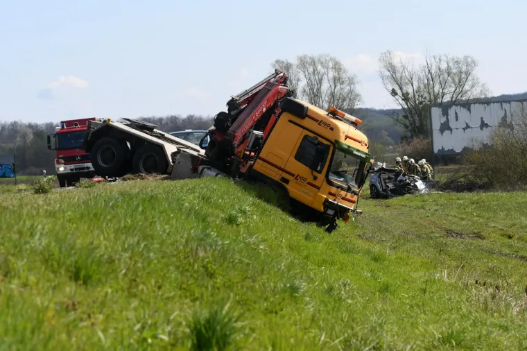Potresni prizori s mjesta nesreće: Vozaču auta pozlilo pa podletio pod kamion. Poginuli mu&scaron;karac i žena
