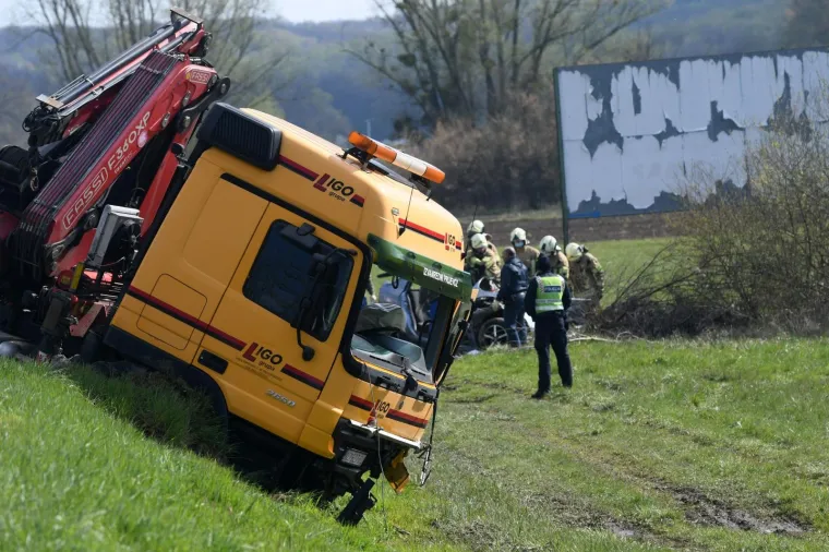 Potresni prizori s mjesta nesreće: Vozaču auta pozlilo pa podletio pod kamion. Poginuli mu&scaron;karac i žena