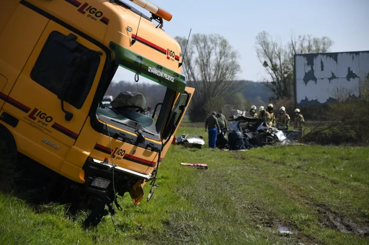 Potresni prizori s mjesta nesreće: Vozaču auta pozlilo pa podletio pod kamion. Poginuli mu&scaron;karac i žena
