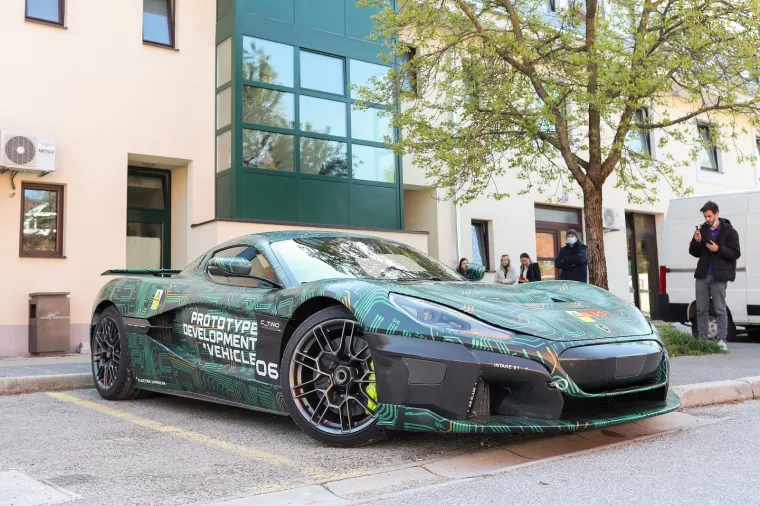 Na jurilici zelene boje s uzorkom matične ploče računala ističe se natpis 'Prototype Development Vehichle', odnosno prototip razvojnog vozila. Foto: Luka Stanzl/PIXSELL