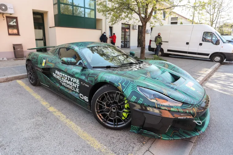 Rimac je jurilicu vlastite proizvodnje i u svom vlasništvu parkirao tik do ulaza u Gradsku upravu Svete Nedelje.Foto: Luka Stanzl/PIXSELL