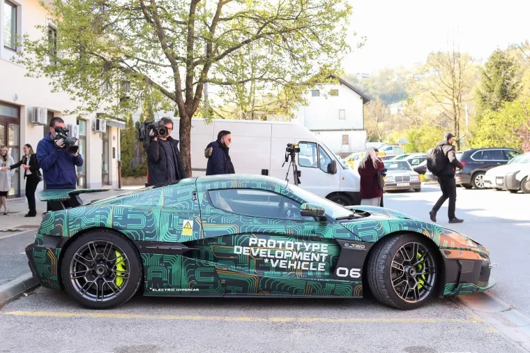 Nakon potpisivanja ugovora, Mate Rimac je sjeo u auto i pred okupljenim pokazao što ova zvijer može, lagano zadimivši gume na parkiralištu. Foto: Luka Stanzl/PIXSELL