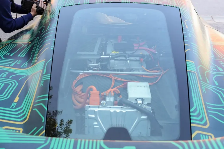 Prije nego što je otišao, svi su kroz stražnji prozor automobila mogli uživati u pogledu na električni motor potpuno razvijen u Rimčevoj tvornici. Foto: Luka Stanzl/PIXSELL