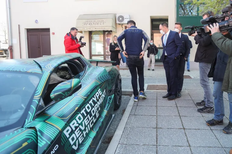 Na potpisivanje ugovora Mate Rimac je stigao u prototipu svog električnog hiperautomobila C_Two, koji je predstavljen na ženevskom autosalonu još 2018. godine. Foto: Luka Stanzl/PIXSELL