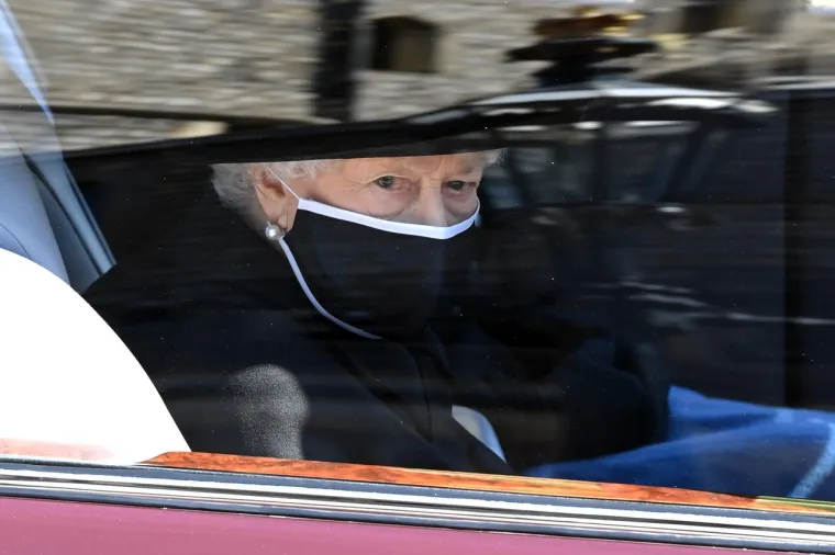 Dirljivi sprovod princa Philipa započeo je u kapelici St. George. Članovi kraljevske obitelji neutješni su, dok su kraljica Elizabeta i princ Charles shrvani tugom. Foto: Profimedia