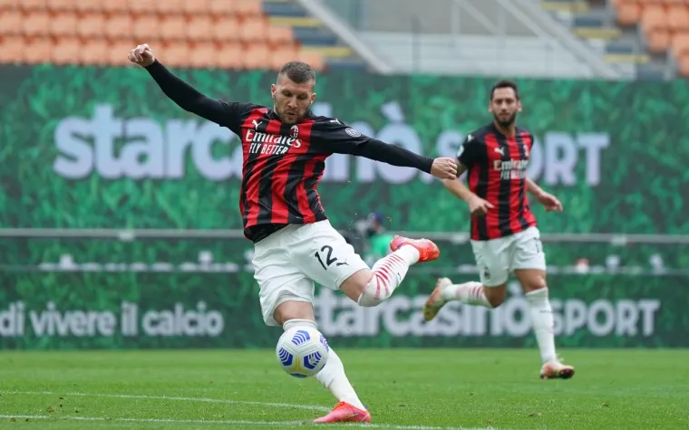 U susretu 31. kola talijanskog nogometnog prvenstva Milan je na San Siru pobijedio Genou sa 2-1, a prvi pogodak za "Rossonere" zabio je hrvatski reprezentativac Ante Rebić.  Zanimljivo, bila je to utakmica u kojoj su nastupila čak četiri hrvatska nogometa&scaron;a Rebić i Mario Mandžukić u domaćim redovima, te Milan Badelj i Marko Pjaca za Genou.  Milan je poveo u 13. minuti lijepim Rebićevim golom. Hrvatski reprezentativac je pogodio lijevom nogom s ruba kaznenog prostora u suprotni kut vratara Genoe, a bio je to njegov sedmi gol ove sezone.  Izjednačio je Mattia Destro u 37. minuti 11. golom ove sezone. Pogodak odluke zabio je Gianluca Scamacca u 68. minuti, ali u vlastitu mrežu.  Milan je izveo korner, a Scamacca je lo&scaron;e reagirao postigav&scaron;i autogol. Napadaču Genoe u skoku je zasmetao Mandžukić, koji u&scaron;ao u igru &scaron;est minuta ranije.   Kod Genoe je od prve minute igrao Milan Badelj, a u 57. minuti u igru je u&scaron;ao Marko Pjaca pa smo u posljednjih pola sata na terenu imali čak četiri hrvatska igrača.  Bila je to prva domaća pobjeda Milana od veljače.  Milan se nalazi na drugom mjestu ljestvice sa 66 bodova, osam manje od lidera Intera kojeg večeras očekuje derbi protiv Napolija.  Treći je Juventus sa 62 boda, dok je Atalanta četvrta sa 61 bodom, a upravo će se u 15.00 sati sastati ova dva kluba.