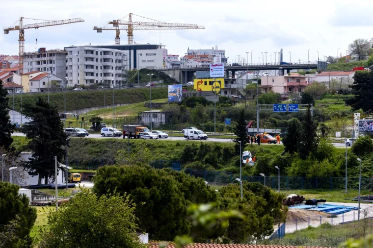 Hitne službe izvlačile automobil u Splitu koji je zavr&scaron;io ispod razine ceste na kojoj je izgubljena kontrola nad vozilom