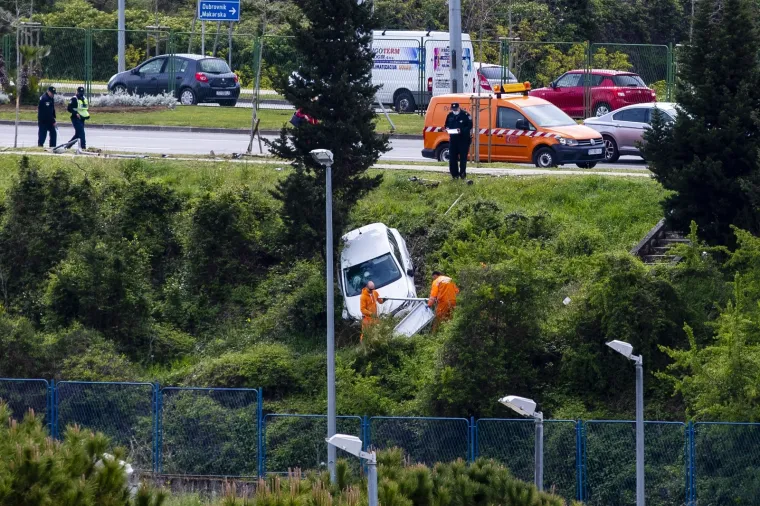 Hitne službe izvlačile automobil u Splitu koji je zavr&scaron;io ispod razine ceste na kojoj je izgubljena kontrola nad vozilom