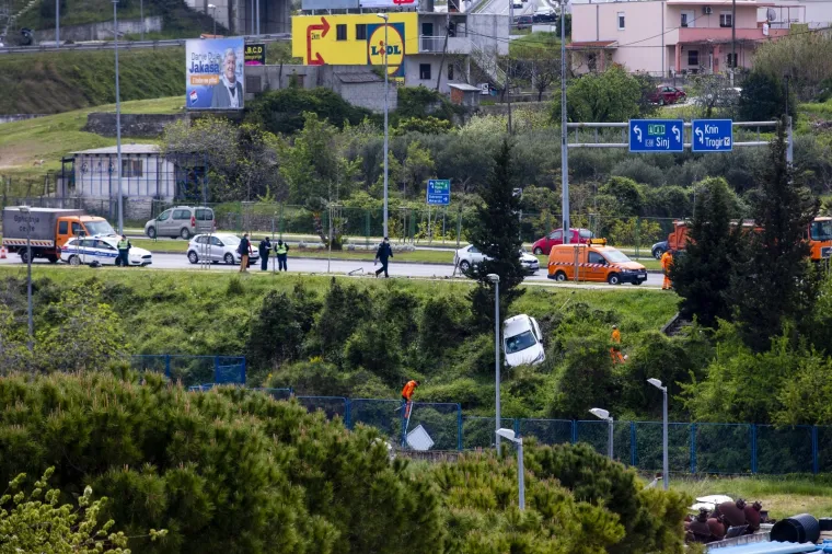 Hitne službe izvlačile automobil u Splitu koji je zavr&scaron;io ispod razine ceste na kojoj je izgubljena kontrola nad vozilom