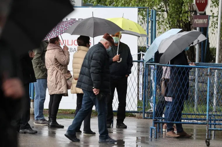 Unatoč kiši i dalje su gužve ispred Velesajma gdje građani čekaju cijepljenje