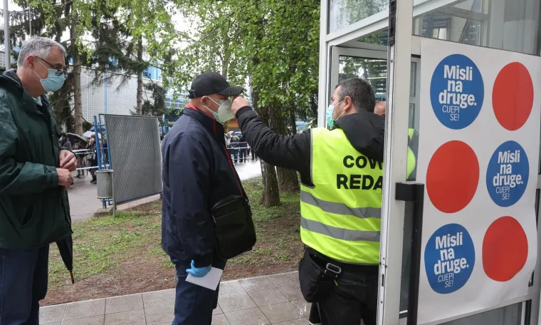 Unatoč kiši i dalje su gužve ispred Velesajma gdje građani čekaju cijepljenje