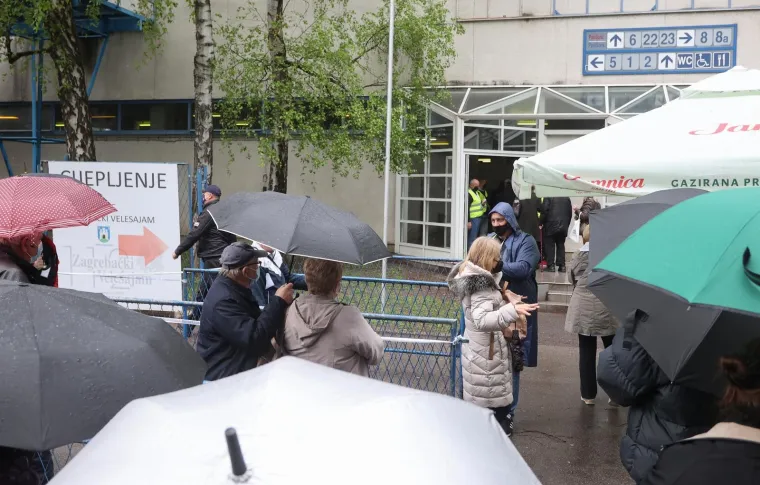 Unatoč kiši i dalje su gužve ispred Velesajma gdje građani čekaju cijepljenje