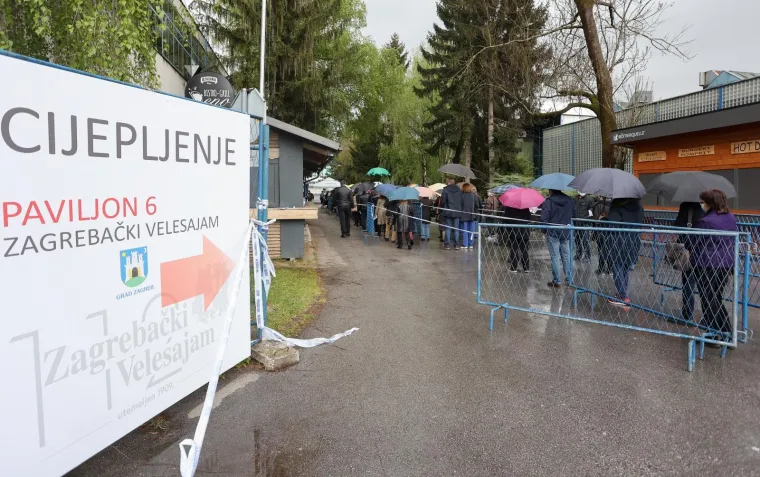 Unatoč kiši i dalje su gužve ispred Velesajma gdje građani čekaju cijepljenje