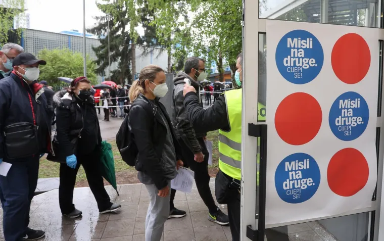 Unatoč kiši i dalje su gužve ispred Velesajma gdje građani čekaju cijepljenje