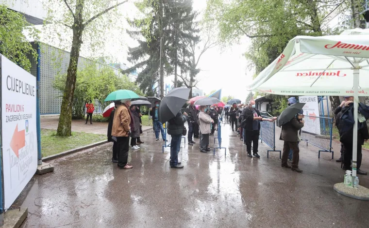 Unatoč kiši i dalje su gužve ispred Velesajma gdje građani čekaju cijepljenje