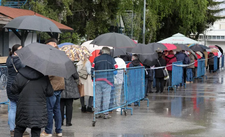 Unatoč kiši i dalje su gužve ispred Velesajma gdje građani čekaju cijepljenje