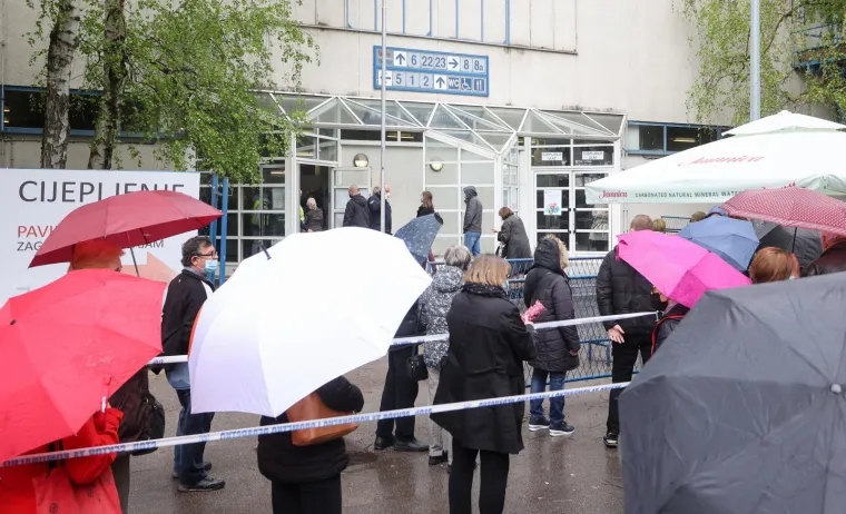 Unatoč kiši i dalje su gužve ispred Velesajma gdje građani čekaju cijepljenje