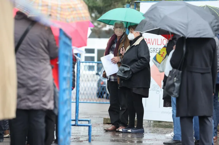 Unatoč kiši i dalje su gužve ispred Velesajma gdje građani čekaju cijepljenje