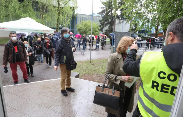 Unatoč kiši i dalje su gužve ispred Velesajma gdje građani čekaju cijepljenje