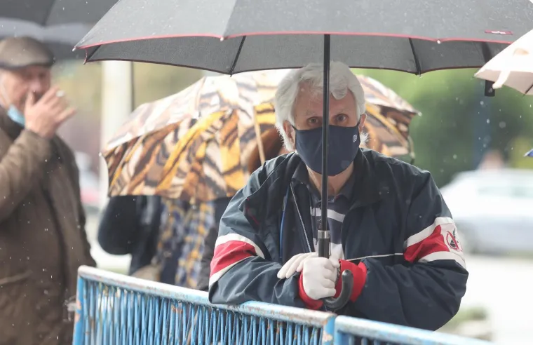 Unatoč kiši i dalje su gužve ispred Velesajma gdje građani čekaju cijepljenje