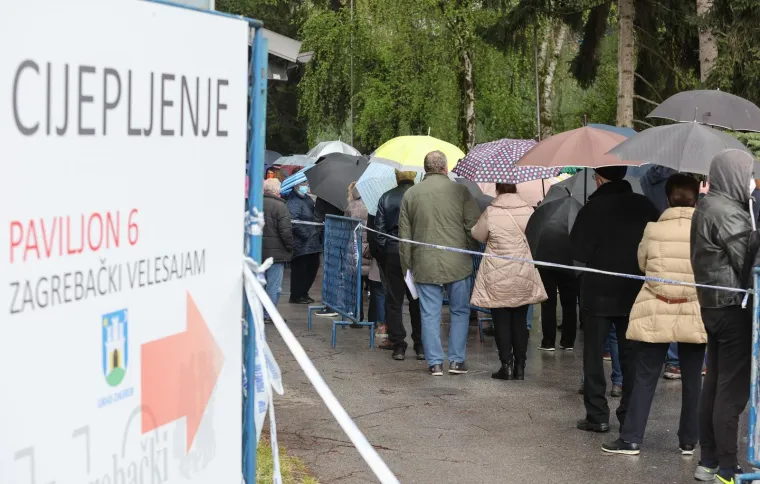Unatoč kiši i dalje su gužve ispred Velesajma gdje građani čekaju cijepljenje