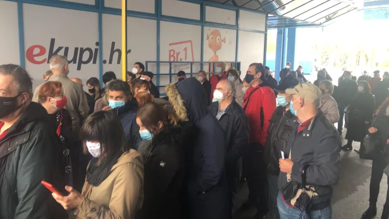 Gužva za cijepljenje na Zagrebačkom velesajmu