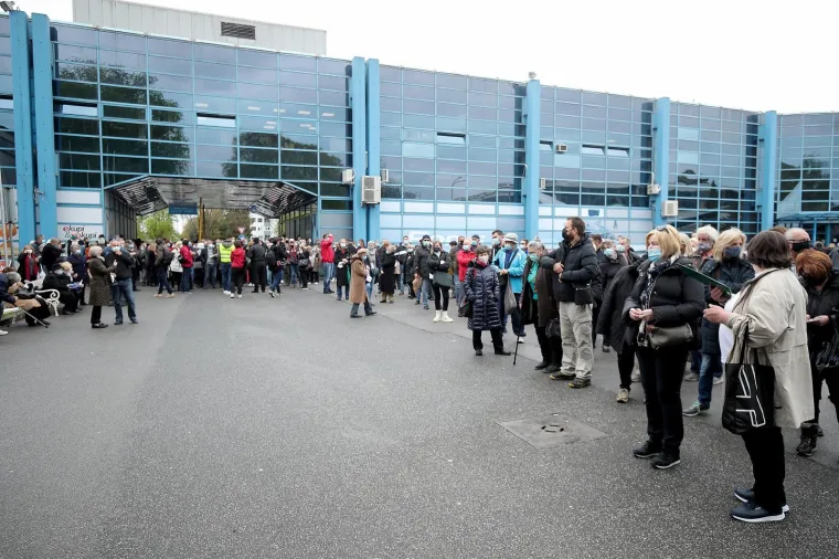 Gužva za cijepljenje na Zagrebačkom velesajmu